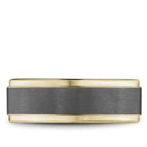 A men's wedding band in yellow gold and black.